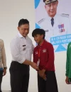 Wali Kota Pontianak Edi Rusdi Kamtono mengalungkan kartu identitas sebagai tanda dimulainya Masa Pengenalan Lingkungan Sekolah (MPLS) di Sekolah Rakyat, Jalan Flora, Kelurahan Batu Layang, Kecamatan Pontianak Utara, Kamis (30/7/2026).