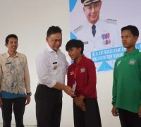 Wali Kota Pontianak Edi Rusdi Kamtono mengalungkan kartu identitas sebagai tanda dimulainya Masa Pengenalan Lingkungan Sekolah (MPLS) di Sekolah Rakyat, Jalan Flora, Kelurahan Batu Layang, Kecamatan Pontianak Utara, Kamis (30/7/2026).