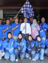 Kepala Diskominfo Pontianak Syamsul Akbar dan mitra pengemudi Kite Antar berfoto bersama usai pelepasan menandai beroperasinya layanan tersebut di halaman Kantor Wali Kota Pontianak, Kamis (30/7/2026).