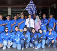 Kepala Diskominfo Pontianak Syamsul Akbar dan mitra pengemudi Kite Antar berfoto bersama usai pelepasan menandai beroperasinya layanan tersebut di halaman Kantor Wali Kota Pontianak, Kamis (30/7/2026).