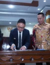 Wali Kota Pontianak Edi Rusdi Kamtono menandatangani berita acara Rapat Paripurna di DPRD Kota Pontianak, Jumat (31/7/2026).