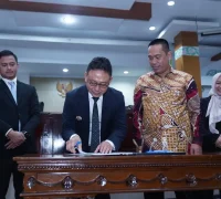 Wali Kota Pontianak Edi Rusdi Kamtono menandatangani berita acara Rapat Paripurna di DPRD Kota Pontianak, Jumat (31/7/2026).
