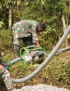 Kapten Inf Eko Setiawan memastikan pasokan air untuk pengecoran jalan TMMD Reguler ke-129 tetap lancar.