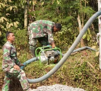 Kapten Inf Eko Setiawan memastikan pasokan air untuk pengecoran jalan TMMD Reguler ke-129 tetap lancar.