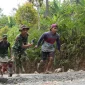 Satgas TMMD bersama warga menarik arko berisi material saat melintasi medan terjal untuk mendukung pengecoran jalan di Desa Watuduwur, Purworejo.