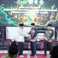 Sekretaris Daerah Kota Pontianak Amirullah menerima cinderamata dari Wakil Bupati Kayong Utara dalam Malam Taaruf MTQ ke-34 Kalbar di Kayong Utara, Sabtu (1/8/2026) malam.