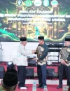 Sekretaris Daerah Kota Pontianak Amirullah menerima cinderamata dari Wakil Bupati Kayong Utara dalam Malam Taaruf MTQ ke-34 Kalbar di Kayong Utara, Sabtu (1/8/2026) malam.