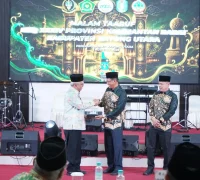 Sekretaris Daerah Kota Pontianak Amirullah menerima cinderamata dari Wakil Bupati Kayong Utara dalam Malam Taaruf MTQ ke-34 Kalbar di Kayong Utara, Sabtu (1/8/2026) malam.