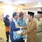 Wakil Wali Kota Pontianak Bahasan menyerahkan sertifikat dan cinderamata kepada para purna tugas ASN di Aula Sultan Syarif Abdurrahman Kantor Wali Kota Pontianak, Selasa (4/8/2026).