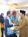Wakil Wali Kota Pontianak Bahasan menyerahkan sertifikat dan cinderamata kepada para purna tugas ASN di Aula Sultan Syarif Abdurrahman Kantor Wali Kota Pontianak, Selasa (4/8/2026).