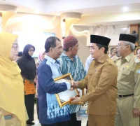 Wakil Wali Kota Pontianak Bahasan menyerahkan sertifikat dan cinderamata kepada para purna tugas ASN di Aula Sultan Syarif Abdurrahman Kantor Wali Kota Pontianak, Selasa (4/8/2026).