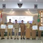 Wakil Wali Kota Pontianak Bahasan berfoto bersama para lurah pemenang Lomba Kelurahan tingkat Kota Pontianak tahun 2026 di Aula Sultan Syarif Abdurrahman Kantor Wali Kota Pontianak, Selasa (4/8/2026).