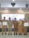 Wakil Wali Kota Pontianak Bahasan berfoto bersama para lurah pemenang Lomba Kelurahan tingkat Kota Pontianak tahun 2026 di Aula Sultan Syarif Abdurrahman Kantor Wali Kota Pontianak, Selasa (4/8/2026).