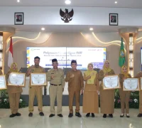 Wakil Wali Kota Pontianak Bahasan berfoto bersama para lurah pemenang Lomba Kelurahan tingkat Kota Pontianak tahun 2026 di Aula Sultan Syarif Abdurrahman Kantor Wali Kota Pontianak, Selasa (4/8/2026).