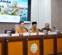 Wali Kota Pontianak saat berdiskusi dengan komunitas dalam agenda Pontianak Memanggil Komunitas di Aula Rohana Muthalib Bapperida Pontianak, Selasa (4/8/2026).