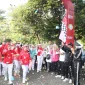 Wakil Wali Kota Pontianak, Bahasan mengangkat bendera start sebagai tanda dimulainya jalan sehat warga di Halaman Kantor Camat Pontianak Barat, Jumat (7/8/2026) pagi.