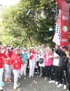 Wakil Wali Kota Pontianak, Bahasan mengangkat bendera start sebagai tanda dimulainya jalan sehat warga di Halaman Kantor Camat Pontianak Barat, Jumat (7/8/2026) pagi.