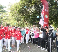 Wakil Wali Kota Pontianak, Bahasan mengangkat bendera start sebagai tanda dimulainya jalan sehat warga di Halaman Kantor Camat Pontianak Barat, Jumat (7/8/2026) pagi.