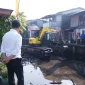 Wali Kota Pontianak Edi Rusdi Kamtono saat meninjau proses penataan parit Tokaya, Jumat (7/8/2026) pagi.