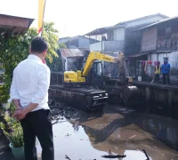 Wali Kota Pontianak Edi Rusdi Kamtono saat meninjau proses penataan parit Tokaya, Jumat (7/8/2026) pagi.