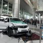 SUV berwarna putih menerjang pintu masuk terminal keberangkatan Bandara Internasional Kota Kinabalu (KKIA), Malaysia.