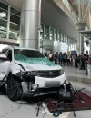SUV berwarna putih menerjang pintu masuk terminal keberangkatan Bandara Internasional Kota Kinabalu (KKIA), Malaysia.