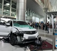 SUV berwarna putih menerjang pintu masuk terminal keberangkatan Bandara Internasional Kota Kinabalu (KKIA), Malaysia.