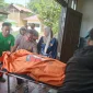 Proses evakuasi jenazah ibu dan anak yang ditemukan tewas terikat di Landak, Sabtu (8/8/2026).