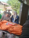 Proses evakuasi jenazah ibu dan anak yang ditemukan tewas terikat di Landak, Sabtu (8/8/2026).