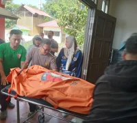 Proses evakuasi jenazah ibu dan anak yang ditemukan tewas terikat di Landak, Sabtu (8/8/2026).