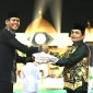 Wakil Wali Kota Pontianak Bahasan menerima bendera LPTQ sebagai tanda tuan rumah penyelenggaraan MTQ ke 35 Kalbar tahun 2027 dalam malam penutupan MTQ ke 34 Kalbar di Pantai Pulau Datok, Kayong Utara, Sabtu (8/8/2026).