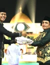 Wakil Wali Kota Pontianak Bahasan menerima bendera LPTQ sebagai tanda tuan rumah penyelenggaraan MTQ ke 35 Kalbar tahun 2027 dalam malam penutupan MTQ ke 34 Kalbar di Pantai Pulau Datok, Kayong Utara, Sabtu (8/8/2026).