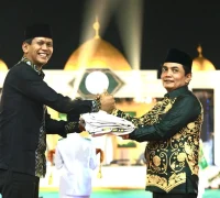Wakil Wali Kota Pontianak Bahasan menerima bendera LPTQ sebagai tanda tuan rumah penyelenggaraan MTQ ke 35 Kalbar tahun 2027 dalam malam penutupan MTQ ke 34 Kalbar di Pantai Pulau Datok, Kayong Utara, Sabtu (8/8/2026).
