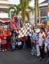 Wali Kota Pontianak Edi Rusdi Kamtono saat melepas start jalan sehat dalam rangka menyambut HUT ke-81 Kemerdekaan Republik Indonesia di Kantor Camat Pontianak Selatan, Minggu (9/8/2026).