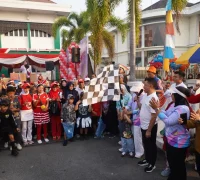 Wali Kota Pontianak Edi Rusdi Kamtono saat melepas start jalan sehat dalam rangka menyambut HUT ke-81 Kemerdekaan Republik Indonesia di Kantor Camat Pontianak Selatan, Minggu (9/8/2026).