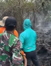 Wako Edi memantau pendinginan lahan gambut yang terbakar di Pontianak.