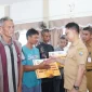 Wali Kota Pontianak Edi Rusdi Kamtono menyerahkan secara simbolis bantuan tunai kepada masyarakat berpenghasilan rendah di Aula Kantor Camat Pontianak Kota, Selasa (11/8/2026).