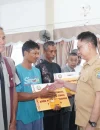 Wali Kota Pontianak Edi Rusdi Kamtono menyerahkan secara simbolis bantuan tunai kepada masyarakat berpenghasilan rendah di Aula Kantor Camat Pontianak Kota, Selasa (11/8/2026).