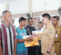 Wali Kota Pontianak Edi Rusdi Kamtono menyerahkan secara simbolis bantuan tunai kepada masyarakat berpenghasilan rendah di Aula Kantor Camat Pontianak Kota, Selasa (11/8/2026).