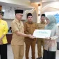 Wali Kota Pontianak Edi Rusdi Kamtono menyerahkan bonus kepada salah satu juara dalam MTQ ke-34 Kalbar di Aula Sultan Syarif Abdurrahman Kantor Wali Kota Pontianak, Selasa (11/8/2026).