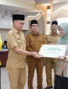 Wali Kota Pontianak Edi Rusdi Kamtono menyerahkan bonus kepada salah satu juara dalam MTQ ke-34 Kalbar di Aula Sultan Syarif Abdurrahman Kantor Wali Kota Pontianak, Selasa (11/8/2026).