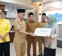 Wali Kota Pontianak Edi Rusdi Kamtono menyerahkan bonus kepada salah satu juara dalam MTQ ke-34 Kalbar di Aula Sultan Syarif Abdurrahman Kantor Wali Kota Pontianak, Selasa (11/8/2026).