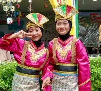 Dua pelajar kembar SMPN 22 Pontianak, Carissa dan Calista, terpilih menjadi tim kesenian Kalbar untuk tampil di Istana Negara dalam rangka HUT ke-81 RI.