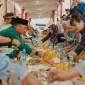 Warga mengikuti Pesta Rakyat Robo’-Robo’ dengan menikmati ketupat colet bersama di Kota Pontianak.