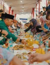 Warga mengikuti Pesta Rakyat Robo’-Robo’ dengan menikmati ketupat colet bersama di Kota Pontianak.