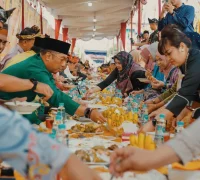 Warga mengikuti Pesta Rakyat Robo’-Robo’ dengan menikmati ketupat colet bersama di Kota Pontianak.
