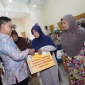 Wali Kota Pontianak Edi Rusdi Kamtono menyerahkan secara simbolis bantuan tunai bagi 273 warga berpenghasilan rendah di Aula Kantor Camat Pontianak Timur, Kamis (13/8/2026).