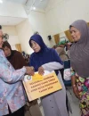 Wali Kota Pontianak Edi Rusdi Kamtono menyerahkan secara simbolis bantuan tunai bagi 273 warga berpenghasilan rendah di Aula Kantor Camat Pontianak Timur, Kamis (13/8/2026).