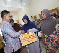 Wali Kota Pontianak Edi Rusdi Kamtono menyerahkan secara simbolis bantuan tunai bagi 273 warga berpenghasilan rendah di Aula Kantor Camat Pontianak Timur, Kamis (13/8/2026).