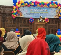 Bunda PAUD Kota Pontianak Yanieta Arbiastutie, yang juga selaku Ketua TP PKK Kota Pontianak, memberikan sambutan pada peringatan Milad ke-20 PAUD PKK Kota Pontianak.